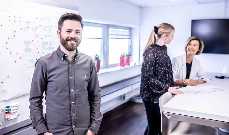Team bei der Planung von Online-Marketing-Kursinhalten