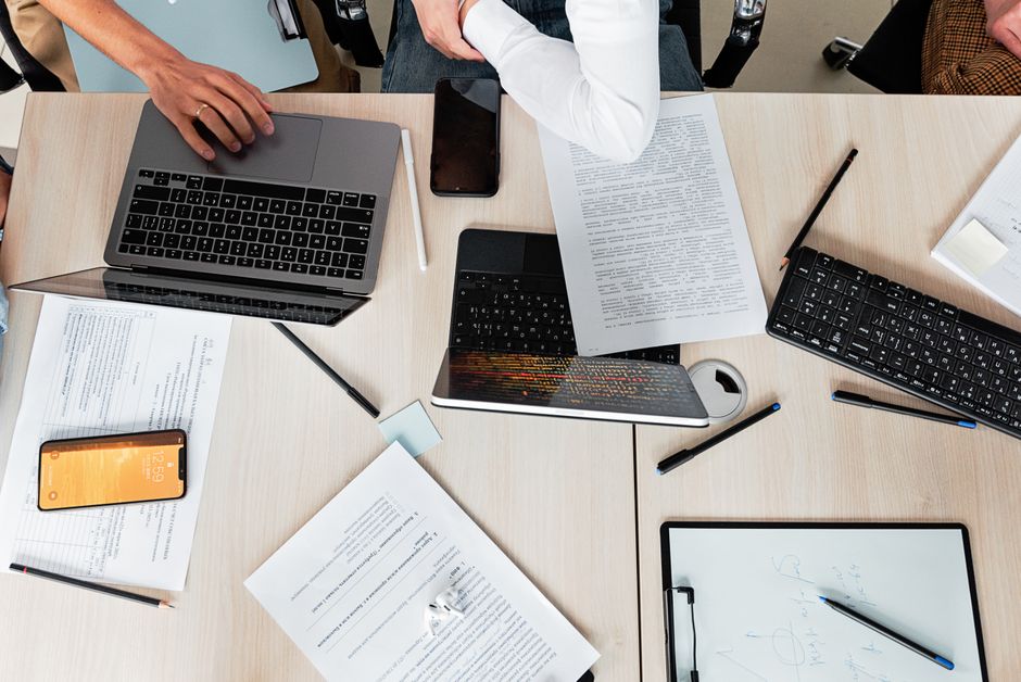 Team-Diskussion zu Online-Marketing-Kursinhalten