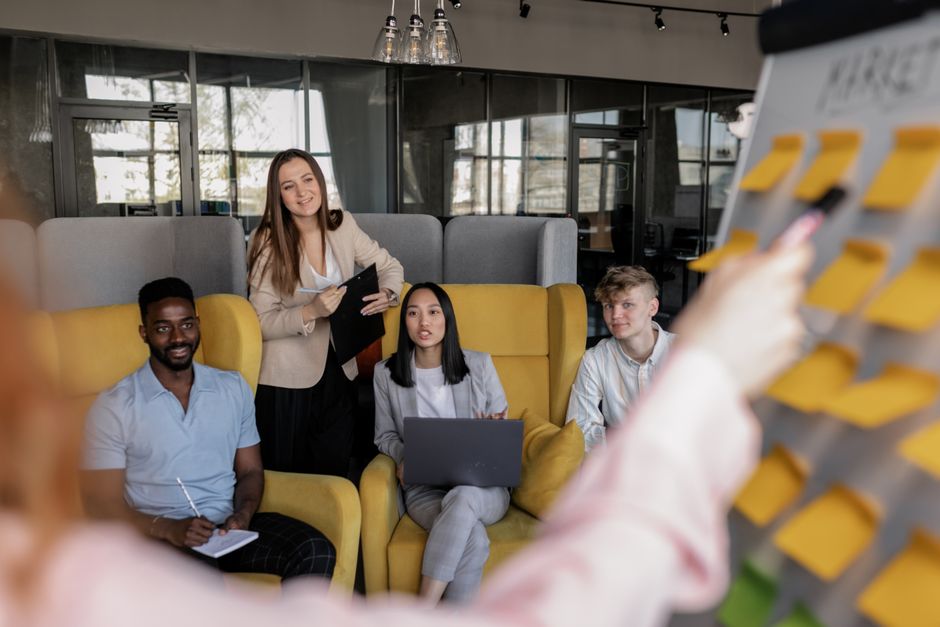 Workshop-Situation während eines Marketing Kurses
